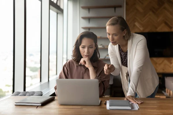 Corporate mentor supervising work of intern, giving help — Stock Photo, Image