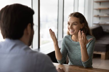 İş görüşmesinde kendine güvenen mutlu aday tecrübesini anlatıyor.