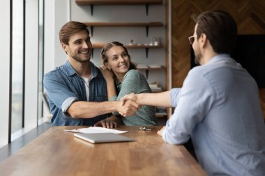 Mutlu birkaç müşteri ve avukat tokalaşıyor.