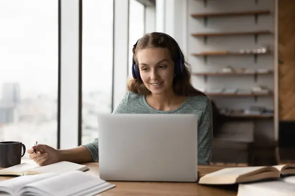 Chica estudiante feliz gen Z involucrado en evento de aprendizaje en línea —  Fotos de Stock