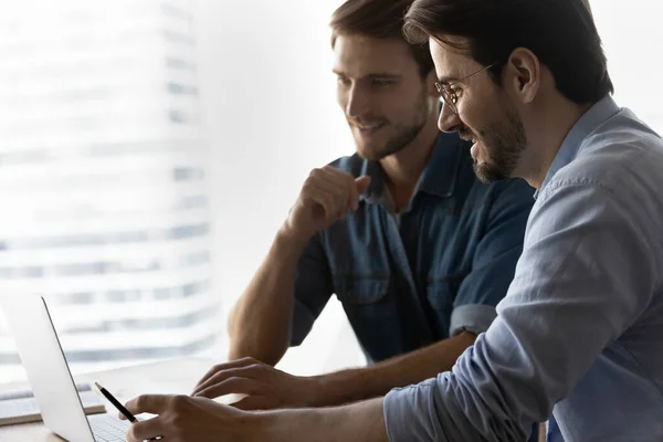 Miembros del equipo de negocios felices usando el ordenador portátil, trabajando juntos — Foto de Stock