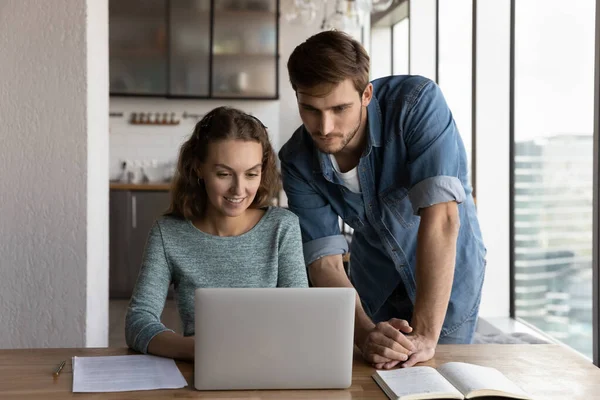 Mentor man supervising intern work, giving help, advice — Stock Photo, Image