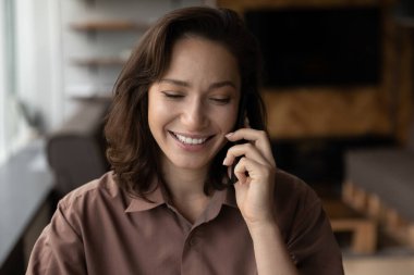 Mutlu müşteri danışma müdürü, telefonda asistan