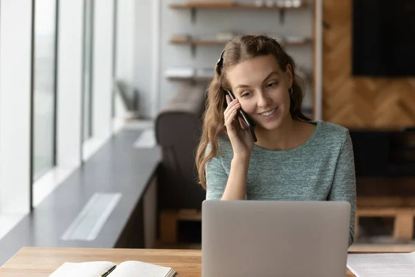 Szczęśliwa młoda kobieta biznesu rozmawia przez telefon komórkowy — Zdjęcie stockowe