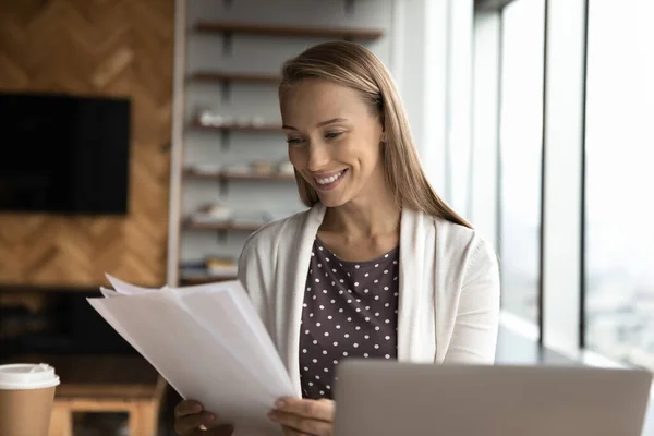 Glad affärskvinna, kontorsanställd, assistent granska papper — Stockfoto