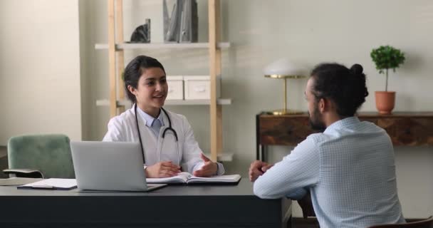 在诊所就诊期间，印度妇女治疗师与病人交谈 — 图库视频影像
