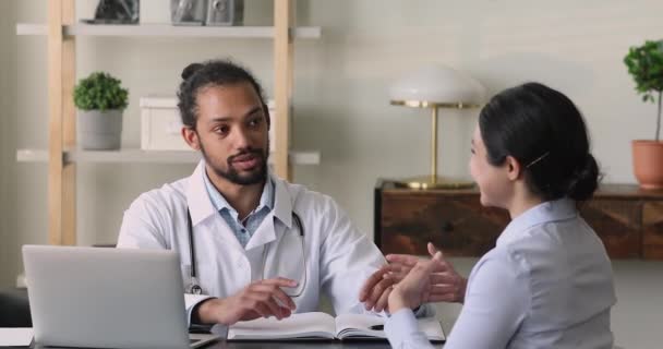 Paciente indio comparte quejas con terapeuta africano durante visita — Vídeo de stock