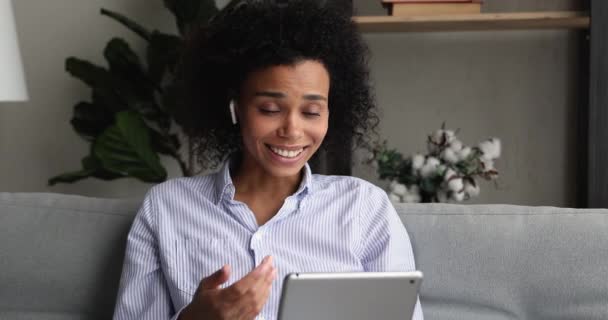 Boldog fiatal afrikai nő gazdaság video hívás beszélgetés. — Stock videók