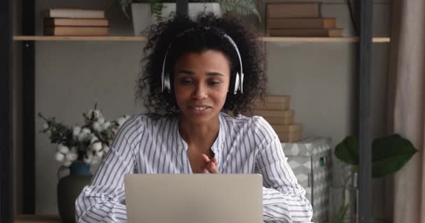 Occupé jeune femme africaine concentrée tenant un appel vidéo. — Video