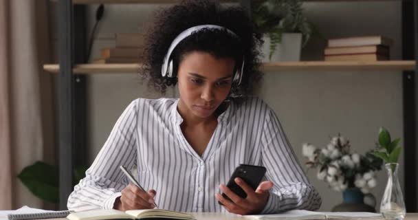 年轻的非洲裔妇女在手机上观看教育讲座. — 图库视频影像