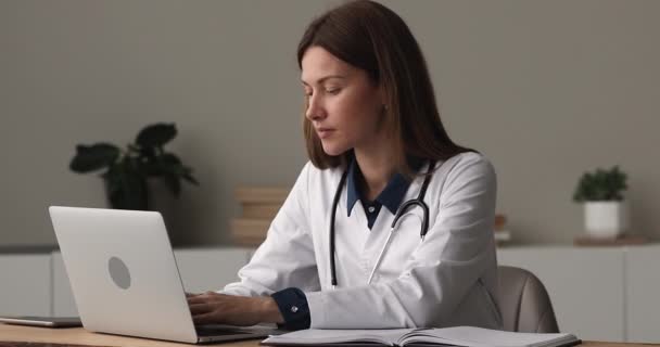 Concentrato giovane medico femminile che lavora sul computer. — Video Stock