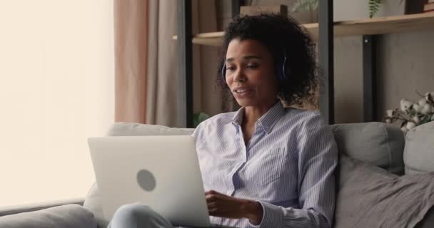 Heureuse femme afro-américaine millénaire tenant une conversation d'appel vidéo. — Video