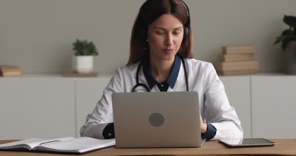 Heureux qualifié jeune femme médecin consultant patient à distance. — Video