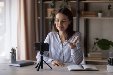 Gülümseyen kadın akıllı telefon cihazında video kaydı yapıyor