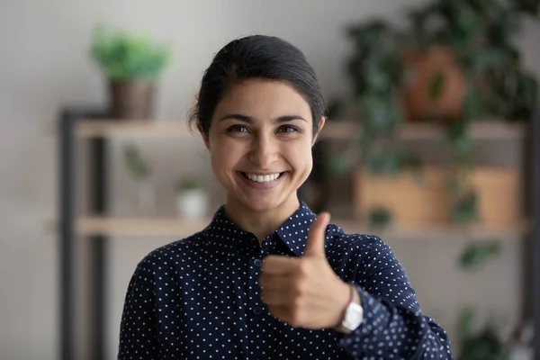 Portrait of smiling Indian woman show thumb up give recommendation — Foto Stock