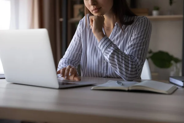 Крупним планом жінка працює на ноутбуці в домашньому офісі — стокове фото