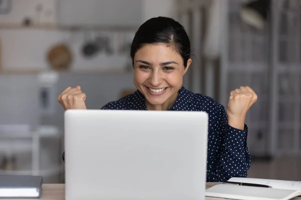 Heyecanlı Hintli kadın zaferi dizüstü bilgisayarında iyi haberlerle — Stok fotoğraf