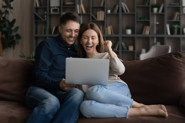 Couple read news on laptop got fantastic offer feel happy — Stockfoto