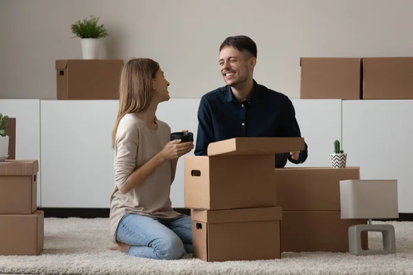 Couple unpack belongings enjoy talk celebrate relocation to own house — Stock Photo, Image