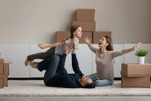 Happy family having fun at moving day to new house — Stockfoto