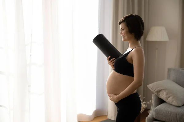 Happy expecting mom staying active in pregnancy — ストック写真