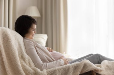 Huzurlu, huzurlu bir tasasız anne koltuğunda vakit geçirmeyi bekliyor.