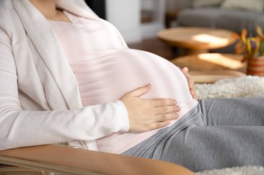 9 aylık hamile bir kadının yakın çekimi.