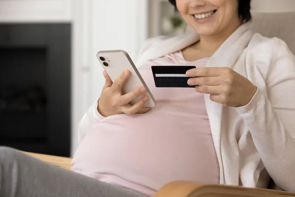Smiling young pregnant woman shopping on internet from home — Fotografia de Stock