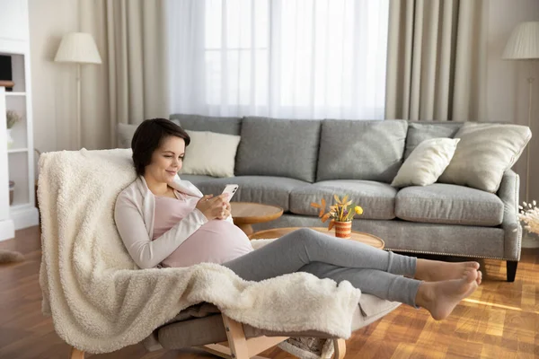 Happy satisfied young pregnant woman shopping online from home — Stock fotografie