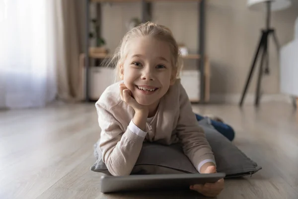 Portrait of smiling girl child relax using tablet — Stock fotografie