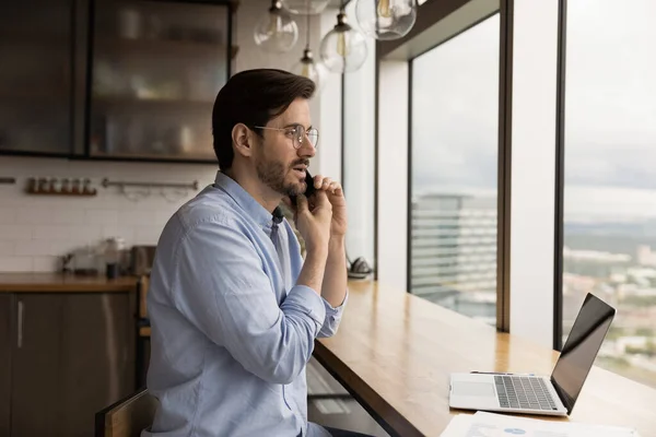 Caucasian man hold smartphone provide help to client by phonecall — Foto Stock