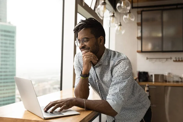 Afrikansk kille som arbetar på dator leende bly trevlig fjärrchatt — Stockfoto