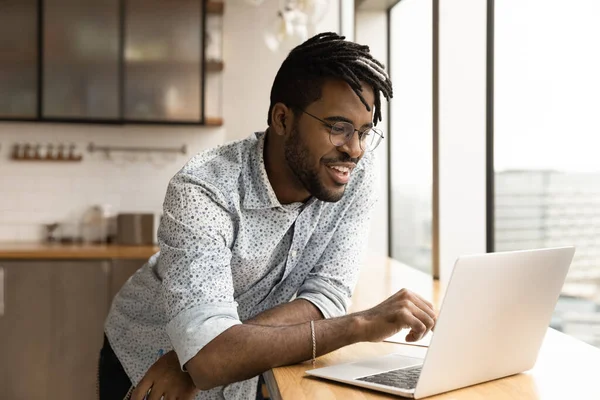 Snygg hipster kille som använder laptop klocka webinar underhållande online-innehåll — Stockfoto