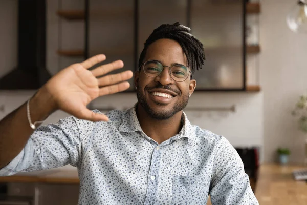 Snygg afrikansk kille vinka hand hälsning vän börjar videokonferens — Stockfoto
