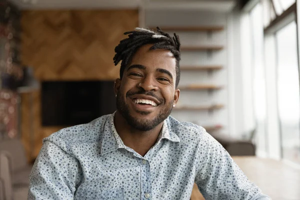 Afrikansk snygg hipster kille med dreadlocks leende titta på kameran — Stockfoto