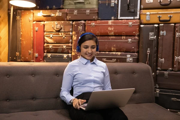 Indian businesswoman lead negotiations using laptop and videocall app — Fotografia de Stock