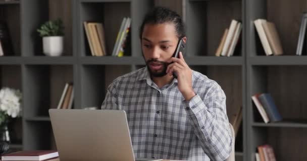 Junge qualifizierte afrikanisch-amerikanische Geschäftsleute Multitasking im modernen Büro. — Stockvideo