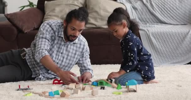 Happy african american daddy playing with small daughter. — Vídeo de Stock