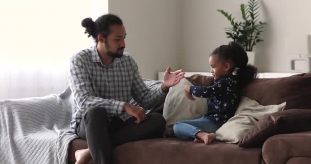 Cheerful multiracial family entertaining on weekend at home. — Vídeo de Stock