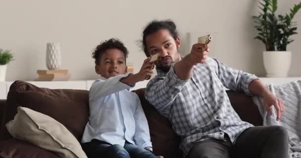 Безтурботний маленький африканський хлопчик грає з батьком . — стокове відео