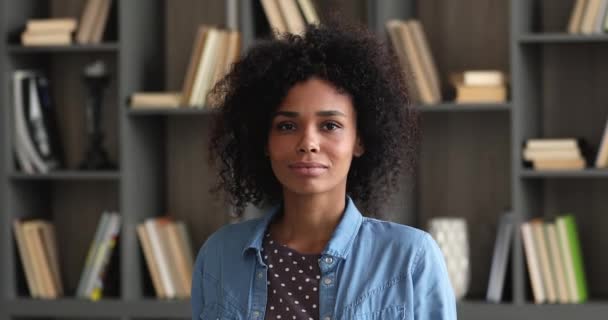 Portrait of pretty young authentic african american ethnic woman — Stok video