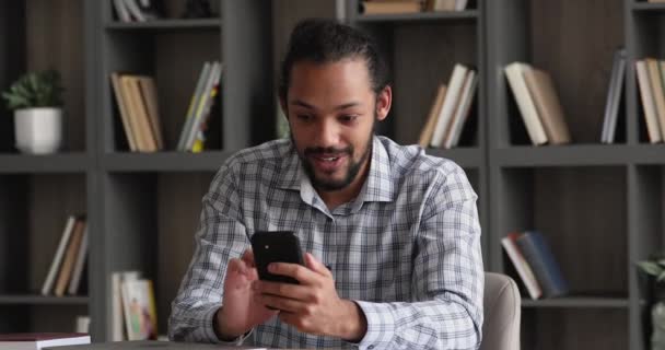 Happy young african american man celebrating online success. — Vídeo de Stock