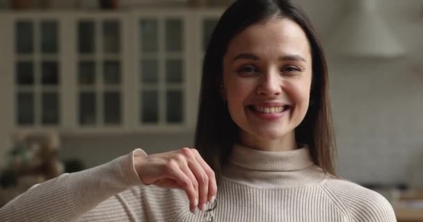 Young beautiful woman holding keys in hands, moving into apartment. — Video Stock