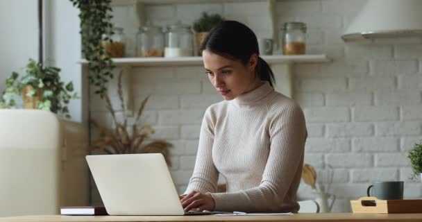 Jovem empresária muito feliz comemorando o sucesso online. — Vídeo de Stock