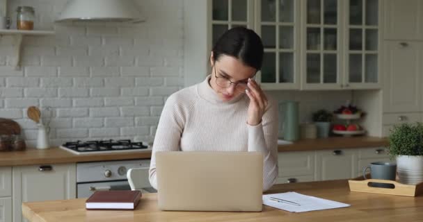 Stressad ung affärskvinna ta av glasögon, lider av ögonpåfrestningar. — Stockvideo