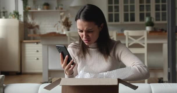 Stressed client having negative online shopping experience. — Vídeo de Stock