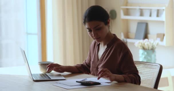 Indian woman calculates expenses feels stressed about high costs — Vídeo de stock