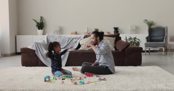 Счастливый молодой африканский американский отец играет с маленькой дочерью. — стоковое видео