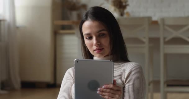 디지털 컴퓨터 태블릿을 사용하는 행복하고 아름다운 25 세 여성. — 비디오