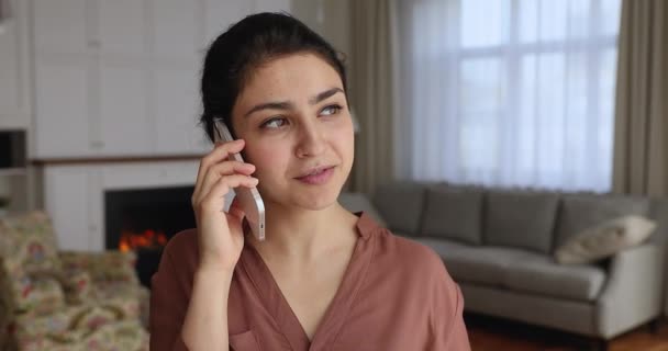 Indian woman in living room talk to friend on cellphone — Stockvideo